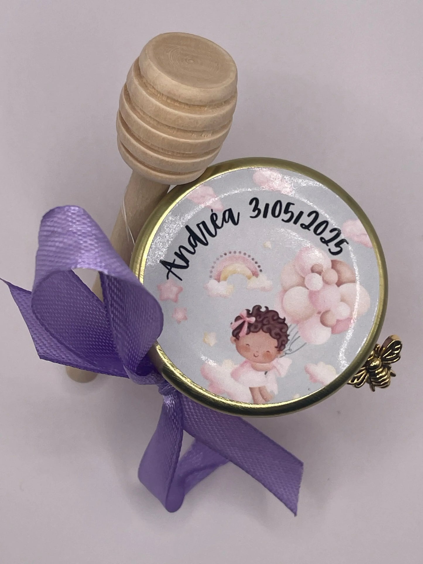 Petit pot de miel personnalisé pour naissance avec étiquette Andriéa, ruban violet et tire-miel en bois