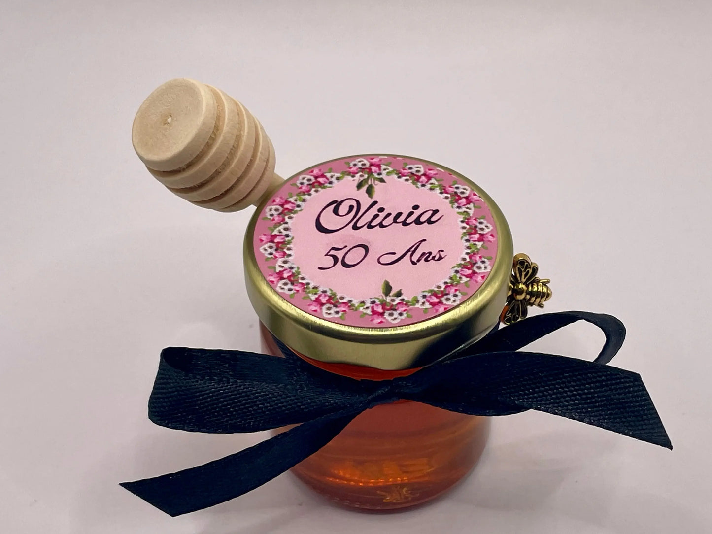 Petit pot de miel personnalisé Olivia 50 Ans, ruban bleu, cuillère en bois, idée cadeau anniversaire ou mariage