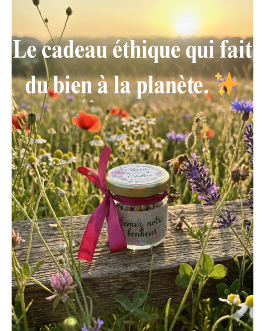 Petit pot de graines de fleurs melliferes personnalise pose sur une barriere en bois dans un champ fleuri.