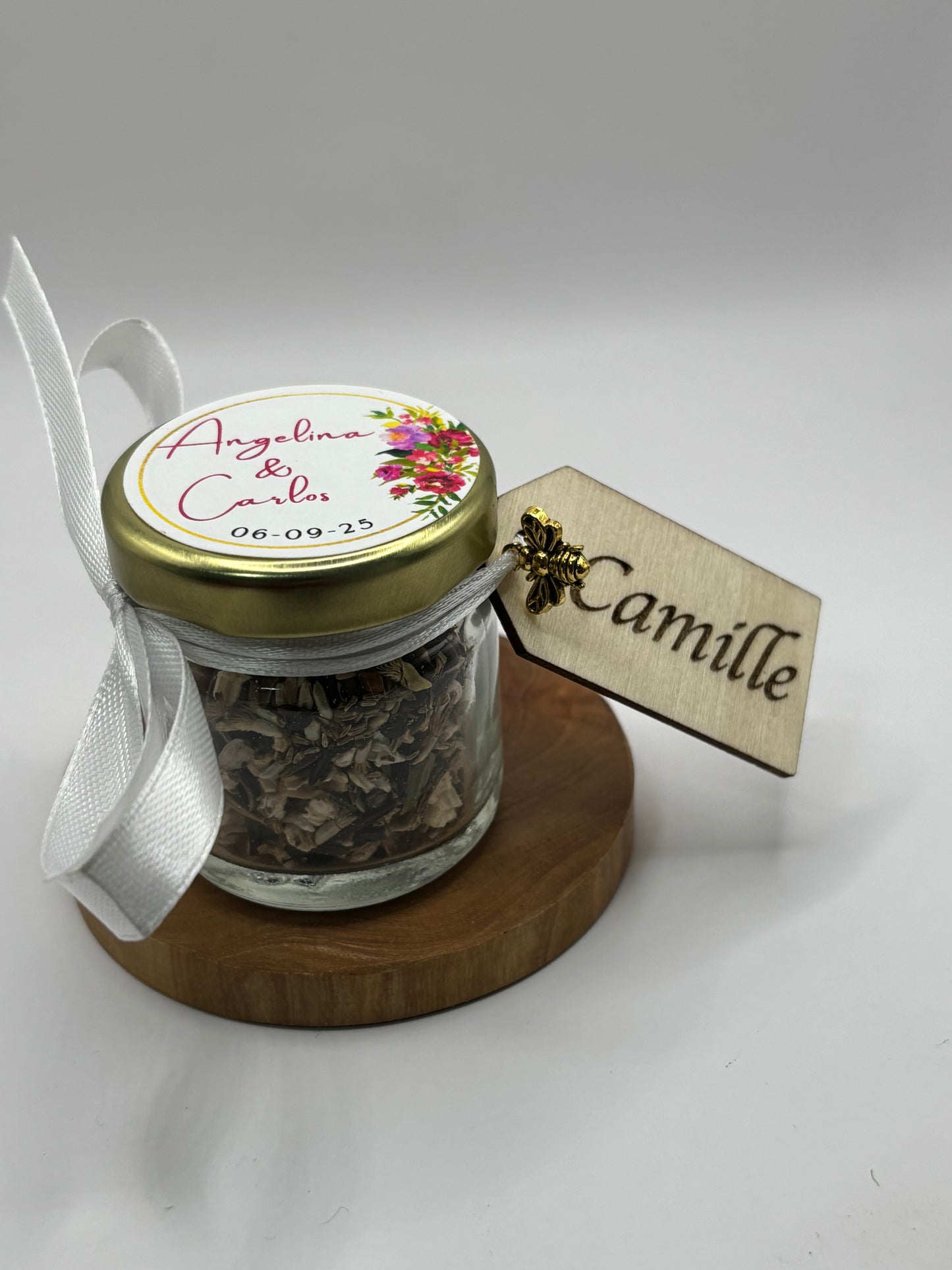 Marque place en bois personnalisé. Gravure laser de chaque prénom des invités à aj Apidelice