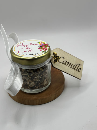 Marque place en bois personnalisé. Gravure laser de chaque prénom des invités à aj Apidelice