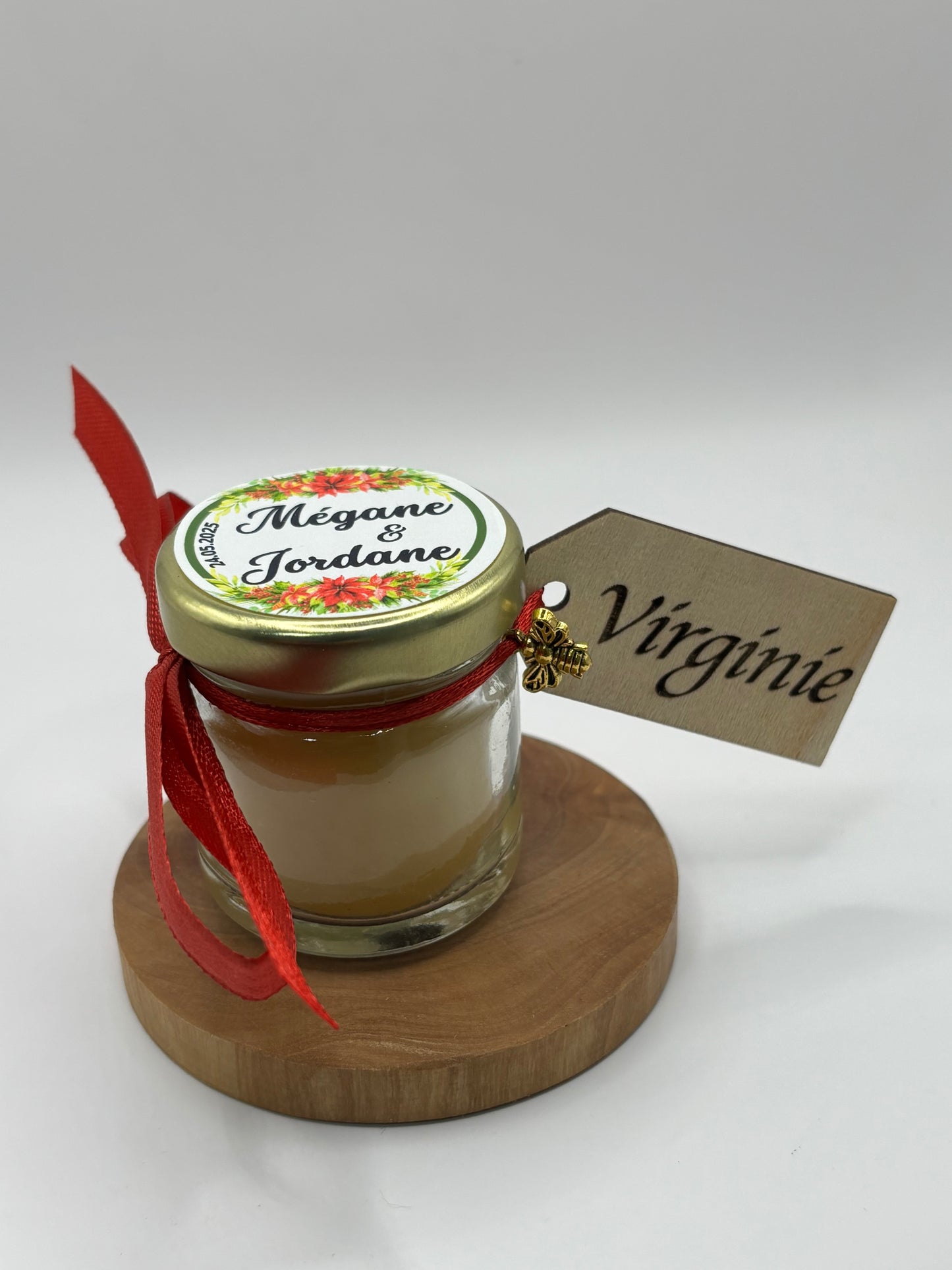 Marque place en bois personnalisé. Gravure laser de chaque prénom des invités à aj Apidelice