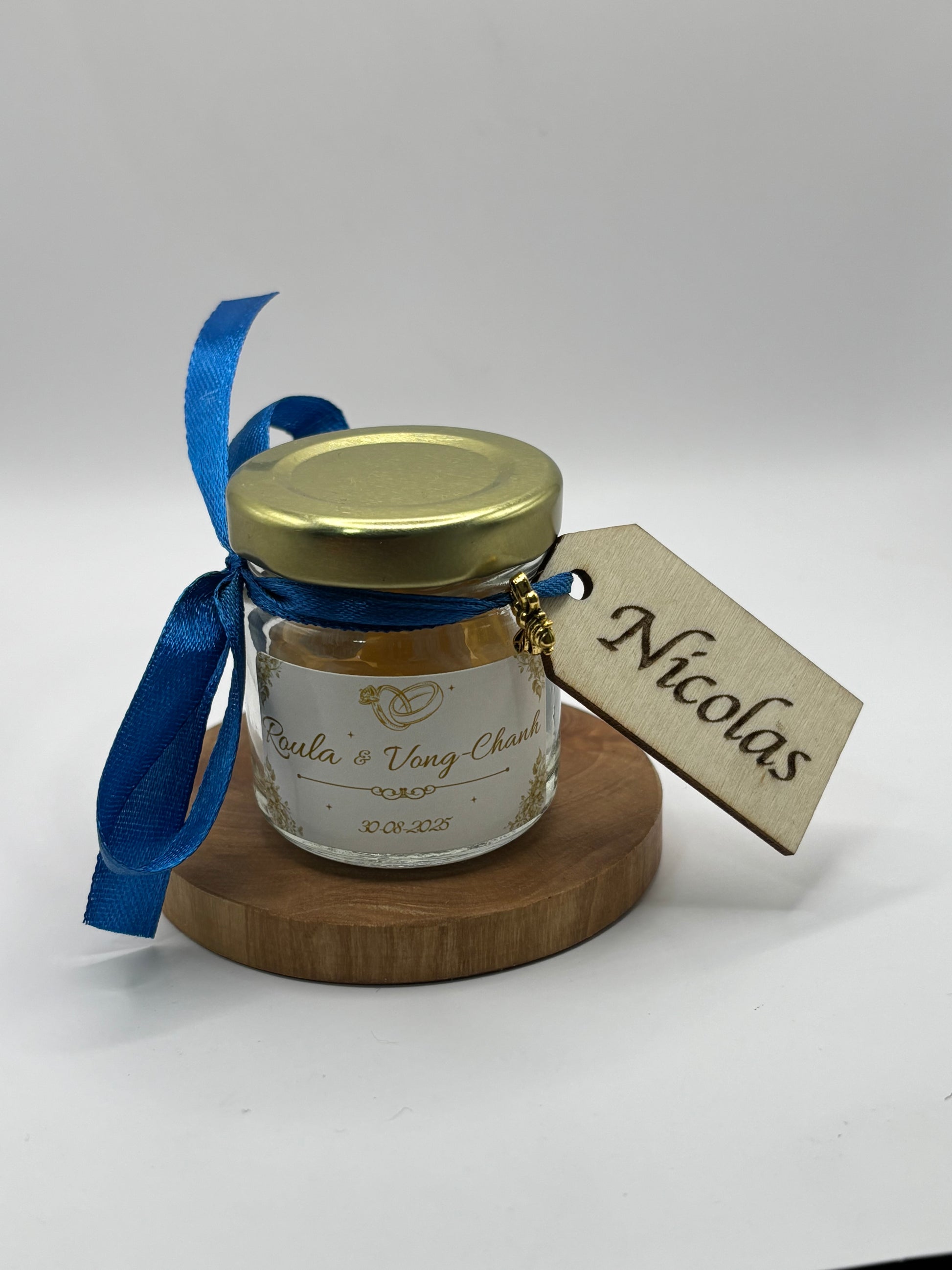 Marque place en bois personnalisé. Gravure laser de chaque prénom des invités à aj Apidelice