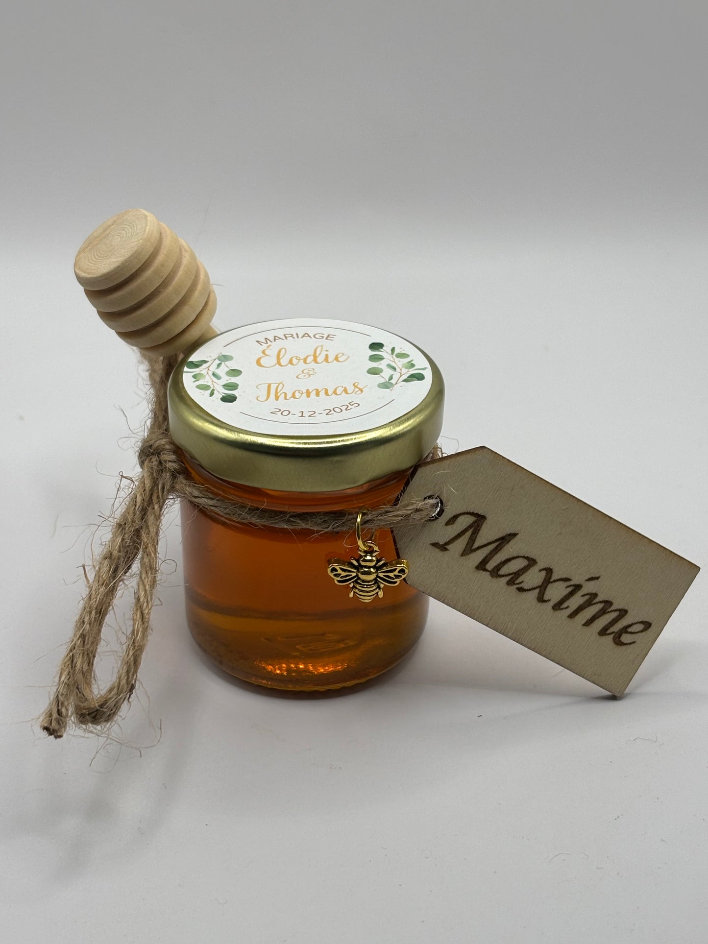 Marque place en bois personnalisé. Gravure laser de chaque prénom des invités à aj Apidelice