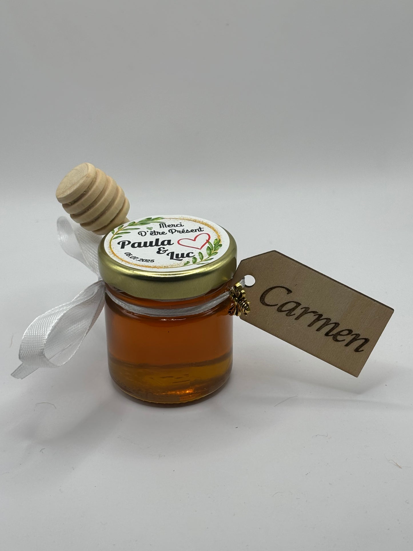 Marque place en bois personnalisé. Gravure laser de chaque prénom des invités à aj Apidelice