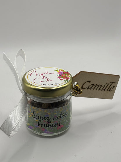 Marque place en bois personnalisé. Gravure laser de chaque prénom des invités à aj Apidelice