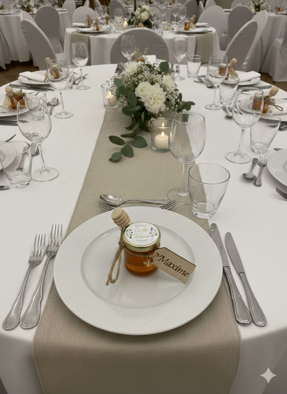 Marque place en bois personnalisé. Gravure laser de chaque prénom des invités à aj Apidelice