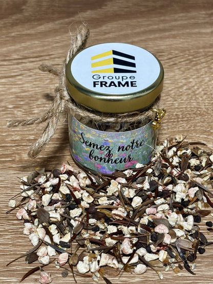 Mini pot en verre rempli de graines à semer avec étiquette "Semez notre bonheur", nœud en ficelle de jute, breloque abeille et couvercle personnalisé Groupe FRAME.