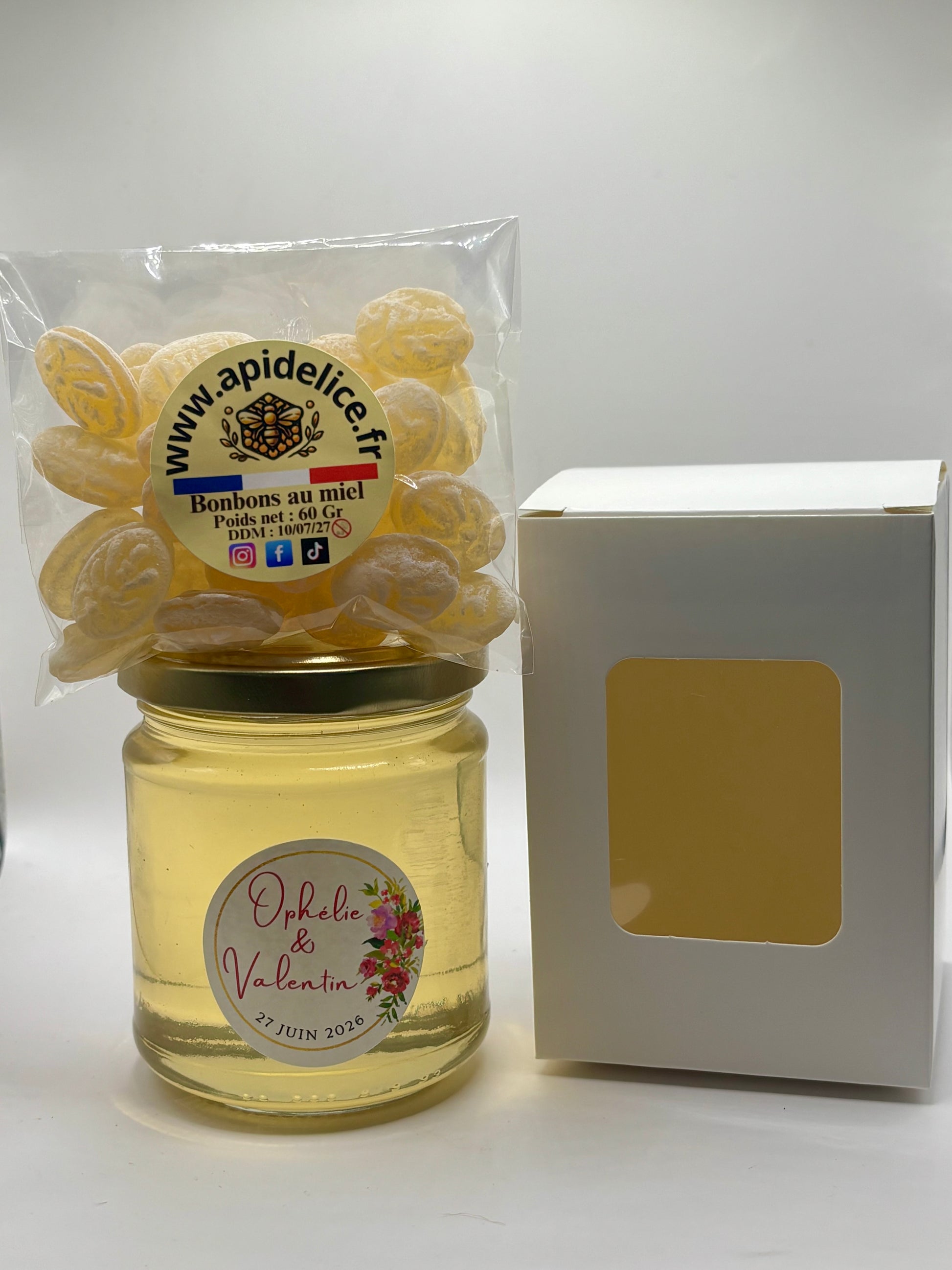 Pot de miel personnalisé de 250g avec sachet de bonbons au miel et boîte cadeau blanche pour un mariage au nom d'Ophélie et Valentin le 27 juin 2026